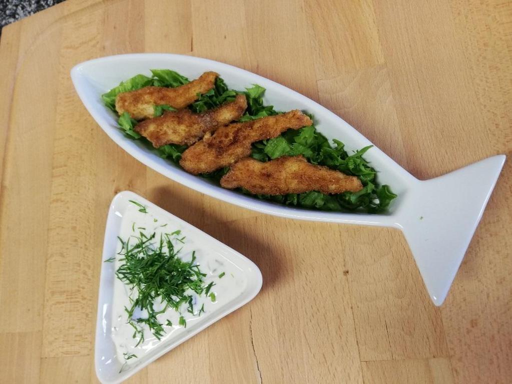 Haukisipsit 1 kg haukea nahattomina fileinä 2 kanamunaa Leivitykseen: 1 dl ruis- tai spelttijauhoja 0,5 tl suolaa 1 tl grillausmaustetta tai paprikaa Paistamiseen: 2 rkl ruokaöljyä 2 rkl voita 1.