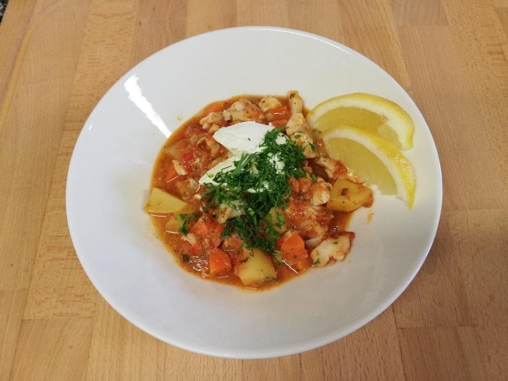 Kalapata 500 g kalafilettä 6 perunaa 2 porkkanaa 2 sipulia 4 valkosipulinkynttä pala purjoa 2 rkl oliiviöljyä 2 dl kalaientä 1 chili 2 laakerinlehteä suolaa valkopippuria 400 g tomaattimurskaa 2