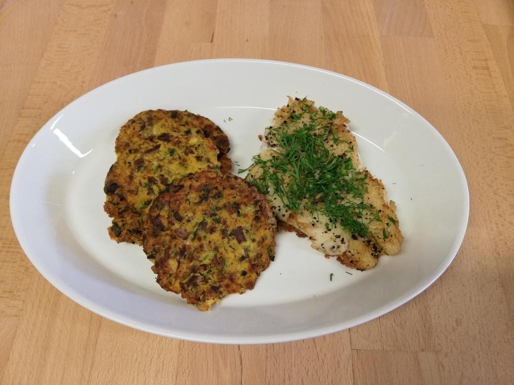 Porkkana-kanttarelli rösti 2 porkkanaa 400 g tuoretta kantarellia tilkka öljyä 2 punasipulia ½ dl juustoraastetta 2-3 rkl vehnäjauhoja 2 kananmunaa 2 tl tilliä 2 tl timjamia 2 rkl ruohosipulia