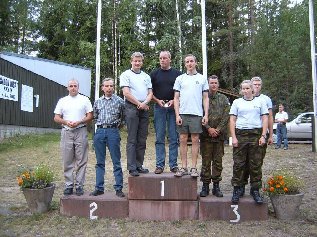 N:o 3/2006 syyskuu 2006 Kuvassa korkeimmalla korokkeella vasemmalta alkaen Santeri Heinonen, Jarmo Siltanen ja Saku Liehu.