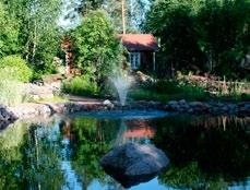 Katsomopaikkoja on 240 hengelle. lapsia ja usein eläkeläistenkin yhteishetkiä riemastuttava Kalaasiemäntä Amanda.