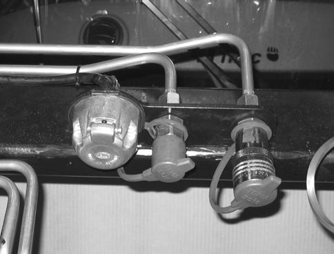 KONEEN ULKOPUOLISET VARUSTEET Hydrauliikan ja sähkön ulosotot Sylinteri- ja moottorihydrauliikka taakse Sylinterihydrauliikka eteen 5 3 3 4 6 8 7. Pikaliitin, naaras (Moottorihydrauliikka).