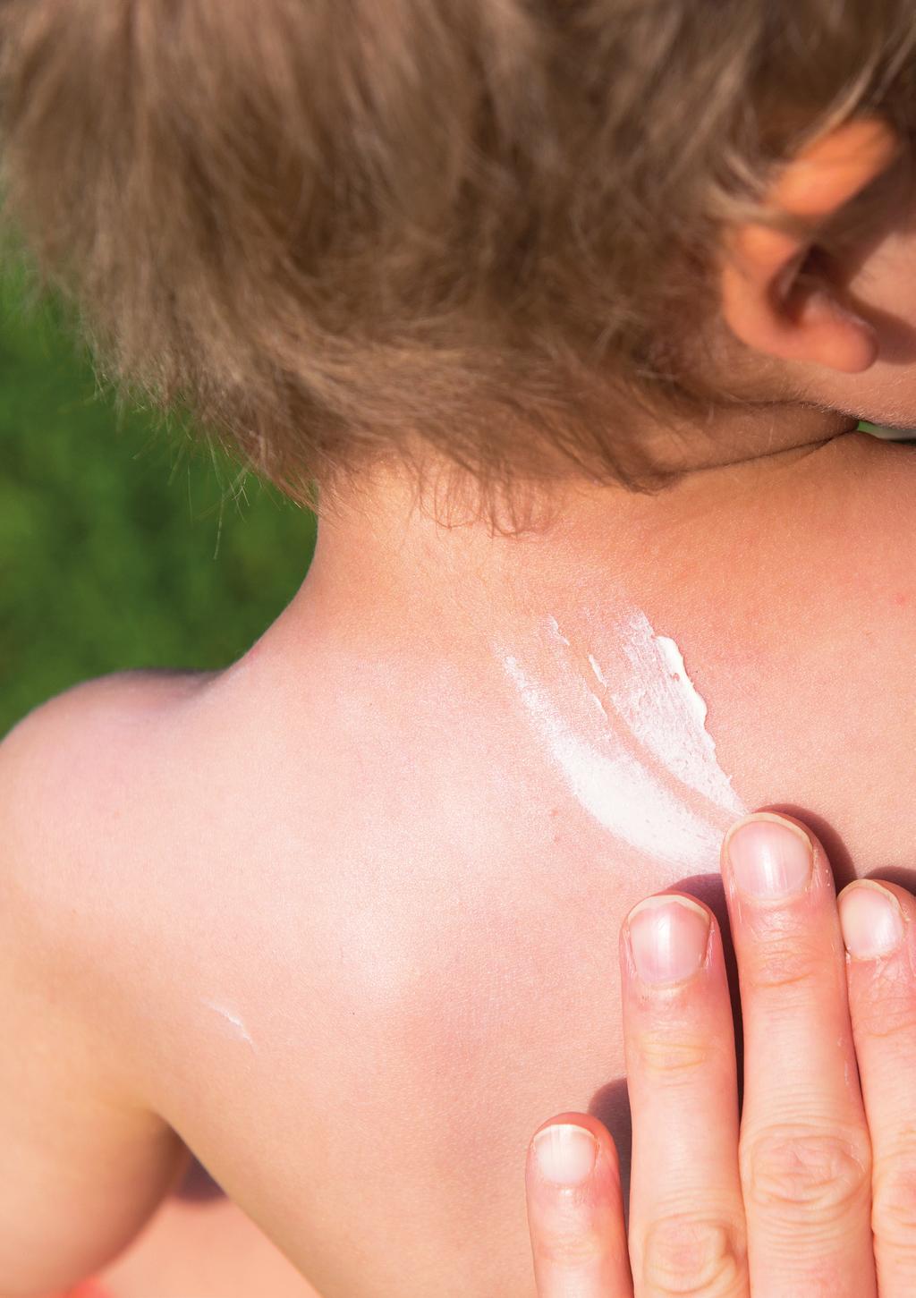 Allergia-, Iho- ja Astmaliitto ry Aurinko ja iho AIKUISTEN, jotka ruskettuvat helposti, on suositeltavaa käyttää vartalolle vähintään keskitason suojan (SPF 20) omaavaa tuotetta ja muiden tätä