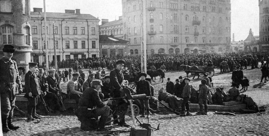 Muistikuvia Tampereelta Murheellinen näky Keskustorilla. Antautuneet punaiset odottavat siirtoa vankileireihin.