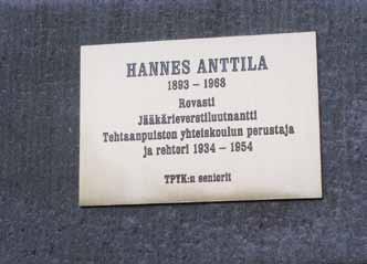 Laatan paljastuspuheen piti koulun entinen oppilas, JP27:n perinneyhdistyksen kunniapuheenjohtaja Asko Kilpinen.