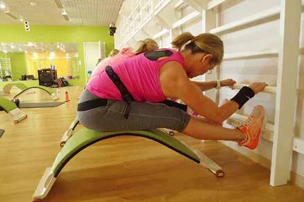 Kojo. Suomalaisten kehittämällä BodyBow-selkäkaarilaiteella tehtävät toiminnot vapauttavat yrityksen mukaan selän nivelissä olevaa jäykkyyttä ja auttavat siten lihaksia tukemaan selkärankaa.