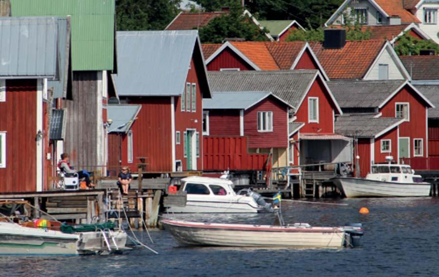 Rakennusten sijoittaminen lähelle kulkureittiä ja avautuminen kylänraitin suuntaan lisää yhteisöllistä kylätunnelmaa. Rakennuksen peittämistä kasvillisuudella vältetään.