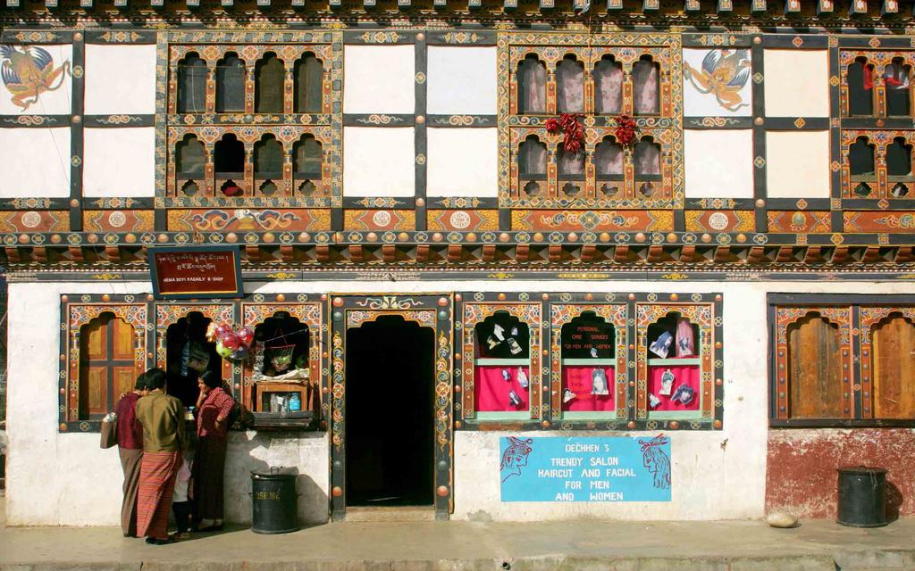 Bhutania on luonnehdittu tiibetinbuddhalaiseksi erakoksi.