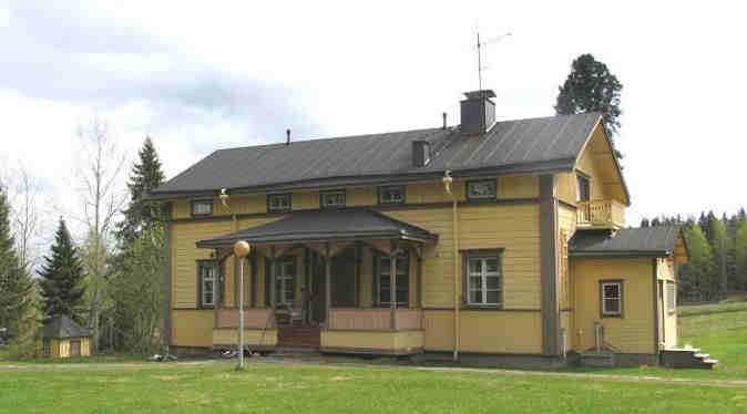 Kaupungintalo piha-alueineen kaupunkikuvallisesti tärkeä alue, jolla ympäristön ominaispiirteet säilytetään (sk-1). 7. Rovastin pappila Kiuruvedestä tuli vuonna 1862 itsenäinen kirkkoherrakunta.