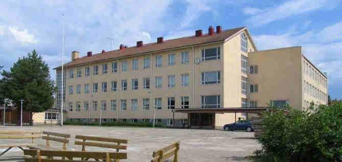 Näissä tiloissa koulu toimi vuoteen 1950. Kiuruvedelle päätettiin perustaa yhteiskoulu vuonna 1917 pidetyssä kokouksessa, mutta se käynnistettiin vasta kansalaissodan jälkeen v.