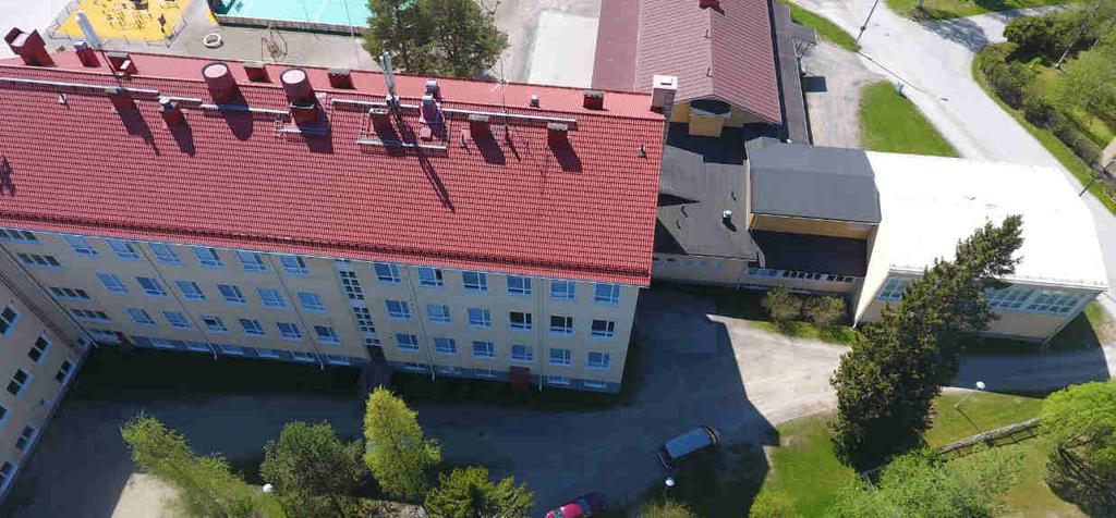 Kiuruveden Säästöpankki sitoutui rakennuttamaan toimitalonsa yhteyteen lisärakennuksen koulun tiloja varten. Oppikoulu muuttui kahdeksanluokkaiseksi vuonna 1950.