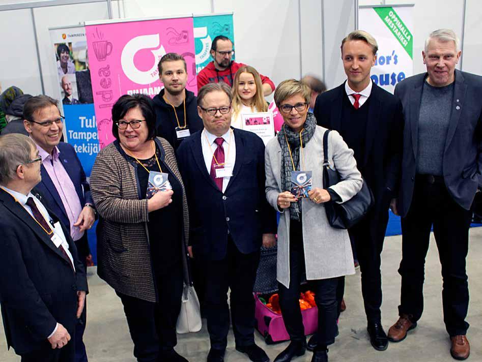 7 Tampereen Pormestari Lauri Lyly isännöi Helsingistä tulleita vieraita.