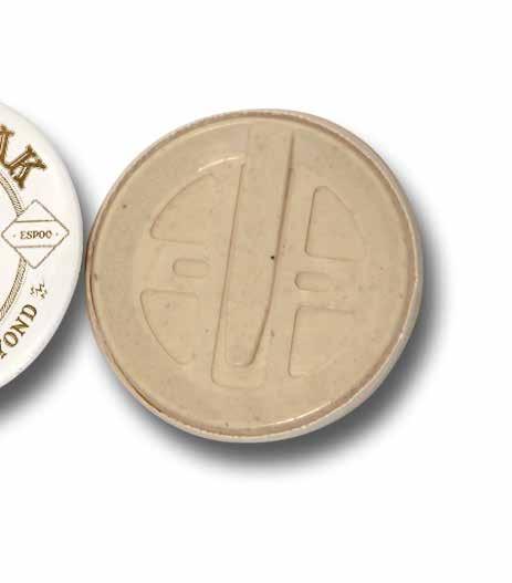 Kiinnikkeenä on 24 mm avainregas poronnahkanyörillä.