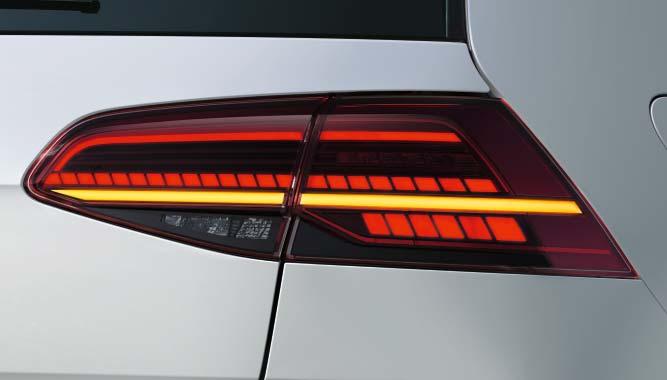 V 02 Golf GTE:n keulan suljettu jäähdyttimensäleikkö ja siniset koristelistat huokuvat edistyksellisyyttä ja aerodynamiikkaa.