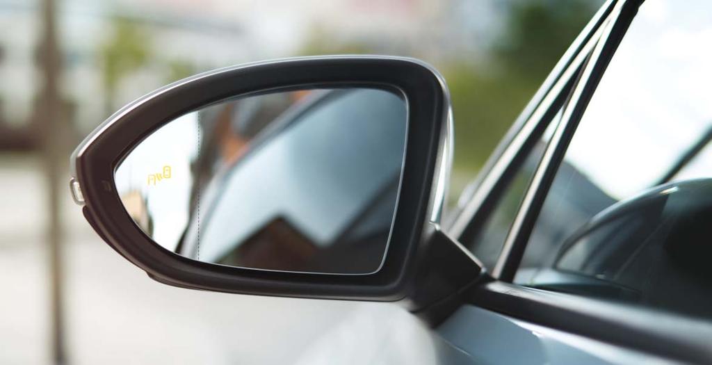 Avustavat järjestelmät 01 Lisävarusteena saatava katvealueen varoitin Blind Spot ja kaistanpitoavustin Lane Assist varoittavat kuljettajaa ajon aikana ulkopeilien led-merkkivaloilla kuolleessa