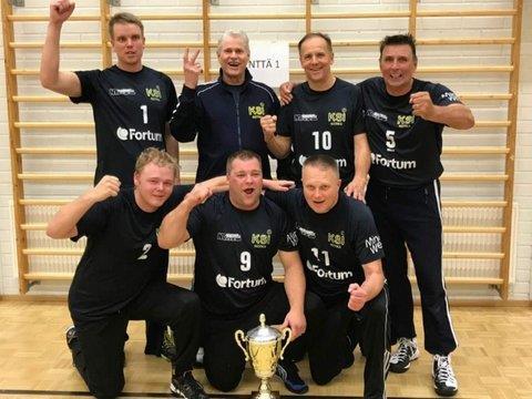 Välierät 14:30 A1-B2 ZZ Toivala - KSI Kotka 2-1 26-28 25-22 7-15 B1-A2 HIY 1 - JoLePa 2-0 25-10 25-19 Sijoitusottelut 5-8 15:30 A3-B3 Palokan Pyry - Siilinjärvi 0-2 13-25 15-25 A4-B4 HIY 2 - SI