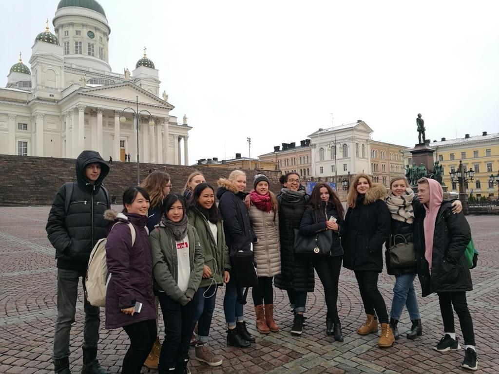 Pietarilaisen yhteistyökoulun Gymnasium 32 opiskelijat ja opettajat Porvoossa 19. 22.11.2017 Teemana Suomi 100 Yhdessä! Pietarilaiset vieraamme saapuivat 19. marraskuuta.