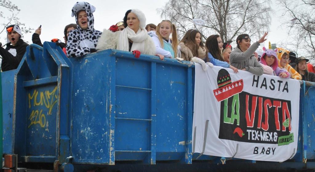 vanhojen tanssien esityksen huoltajille ja uudelleen seuraavana aamuna koulun ykkösille sekä yläkoulujen oppilaille.