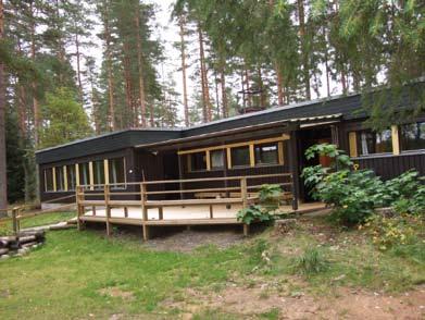 Alueen muut palvelut: ravintola Cafe26 toimii myös tilausravintolana Räyskäläntie 311 12820 Räyskälä Isosauna Vääriä järven rannassa: takkatupa sopii kokoustilaksi 40 henkilölle, tilavan