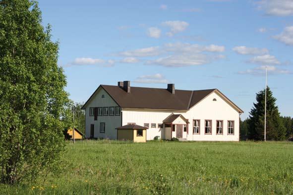 tilava eteinen, jossa naulakkotilaa kahdessa kerroksessa sekä wc-tilat avara sali, johon mahtuu katsomotuolituksella n. 200 henkilöä, pöytien ääreen n.
