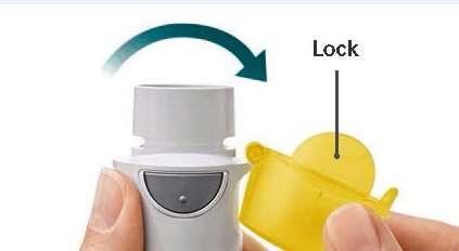 4. Vrid Behåll locket på. Vrid den genomskinliga nederdelen i pilarnas riktning tills det klickar (ett halvt varv). 5. Öppna Öppna locket helt 6. Tryck Håll inhalatorn riktad nedåt.