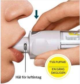 Under tiden du tar ett långsamt och djupt andetag genom munnen, TRYCK på knappen för att frigöra en puff och fortsätt att andas in långsamt så länge det känns bekvämt.