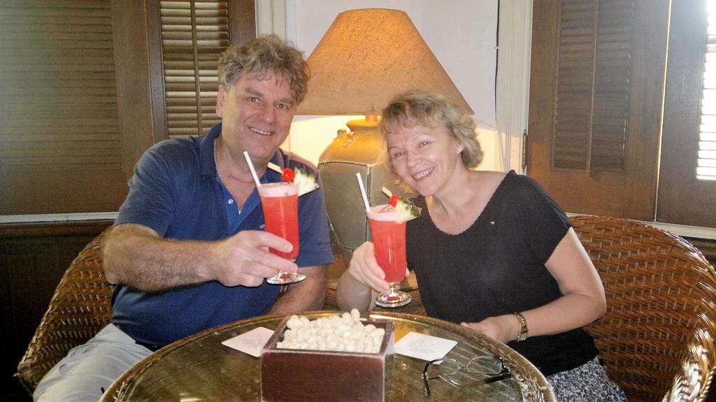Singapore Sling on alkoholipitoinen juomasekoitus, jonka Singaporen Raffles-hotellin Long Barissa työskennellyt baarimestari Ngiam Tong Boon kehitti vuonna 1915.