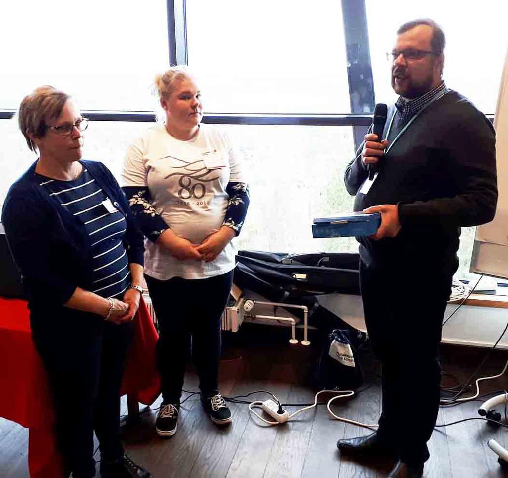 YSTÄVÄTOIMINTA LähiTapiolalta tabletti Ystävätoimintaan Ystävätoiminnan Ruskatapaamisessa Levillä LähiTapiolan Kittilän toimiston edustaja Jani Hiltunen luovutti Lapin piirin ystävätoiminnalle