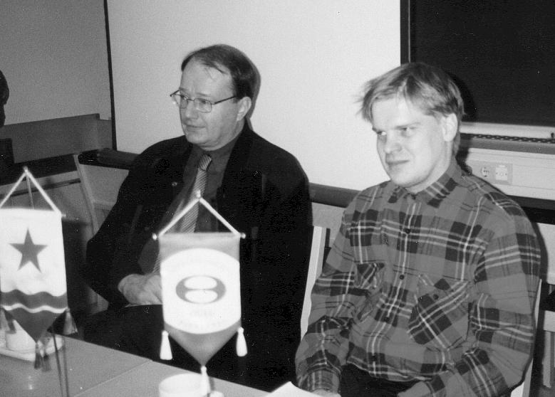 Oulu Oulun Esperantoseuran juhlaseminaarissa luennoivat Jukka Pietiläinen (oik.) ja Osmo Buller. sin järjestelyt olivat vielä mieliin painuvimmat.