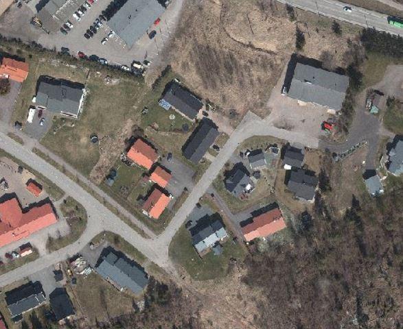 Tontti sijaitsee Pahnatien varressa, Klaukkalan keskustan kaakkoispuolella.