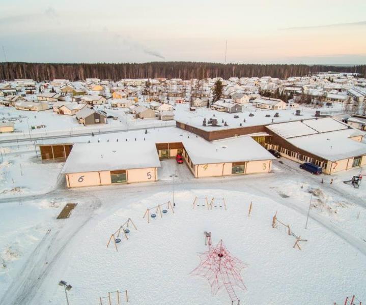 KARHUNMÄEN ALAKOULU Luokkahuoneet hyvin muokattavissa, joka mahdollistaa paremman tilankäytön opetukseen tai muuhun käyttöön Energiatehokas rakennus ja osa energiasta tuotetaan