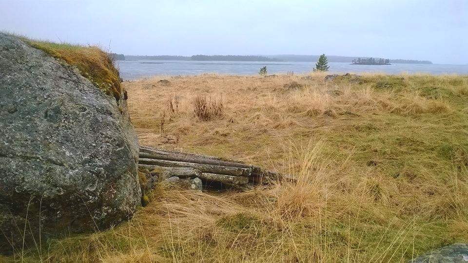 TIAINEN HENKILÖSTÖN LOMA- JA VIRKISTYSPAIKKA Tiaisniemen mökki on Nellimissä, Inarijärven rannalla kalavesien äärellä.