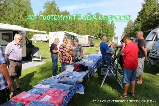 Aamuvarhaisella olikin jo moni koonnut myyntipöydille monen moista myytävää.