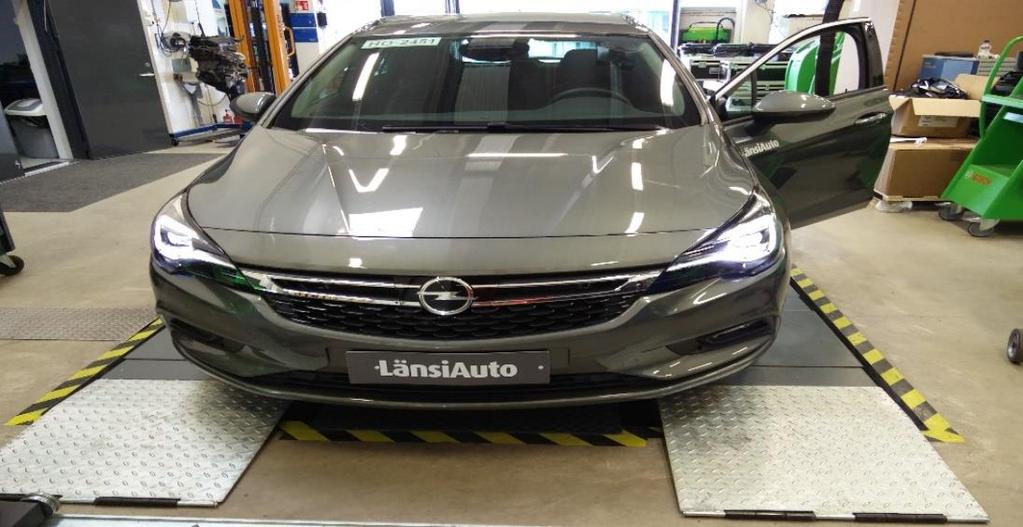 24 5.1.3 Opel Astra H Opel Astra H on varustettu dynaamisilla Intellilux-ajovaloilla. Opel onkin pyrkinyt tuomaan uutta valoteknologiaa kaikkien kuluttajien saataville ensimmäisenä.