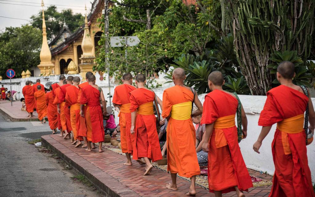 HANOI RISTEILY HALONGINLAHDELLA LUANG PRABANG Riisipeltojen keskelle kasvanut Vietnamin pääkaupunki Hanoi on mielenkiintoinen sekoitus kiinalaisia traditioita ja ranskalaisilta siirtomaaisänniltä