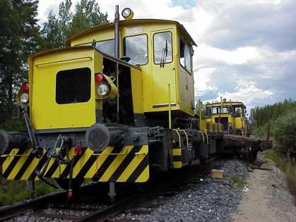 Kuva 3.. Etualalla Tka 155 ja taaempana Tka 233. Ratakuorma-autojen väliin jäi Tka 155:n perässä ollut vaunu. Vaunu putosi kiskoilta. Figure 3.