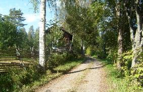 Alueella on viehättäviä puutaloja pihapiireineen, hiljenevän kirkonkylän palvelurakennuksia ja vesistön tärkeydestä