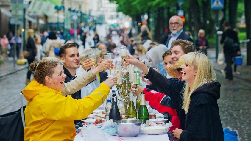 Nostaa esiin kulttuuriperinnön merkitystä osana kulttuurien monimuotoisuutta ja kulttuurienvälisen vuoropuhelun edistämisessä.