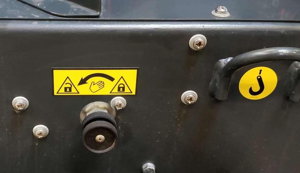 230V 50Hz, 16A liitäntäjohto, ulostulo joko kyljellä tai takaa sähkömoottorilla 2.