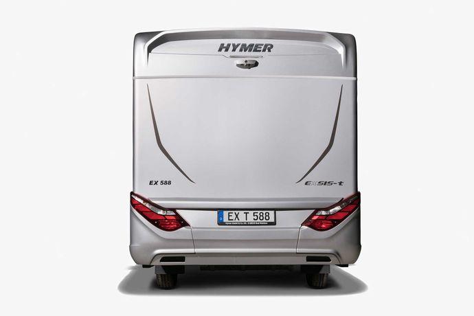 HYMER Exsis-t - Ulkopuoli ja säilytystila HYMER Exsis-t 588 edestä, ulkoväri hopea ja ohjaamo musta HYMER Exsis-t