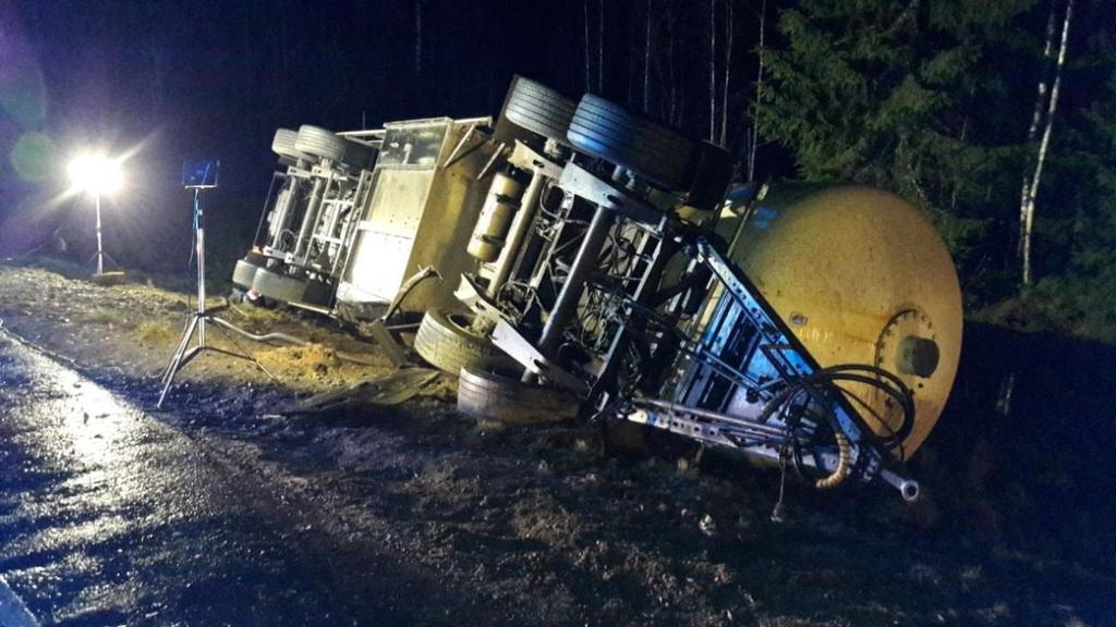 Nestekaasuperävaunu Tammela, 9.12.2017 Rengastus: ominaisuuksiltaan välttävä talvirengas urasyvyys min.