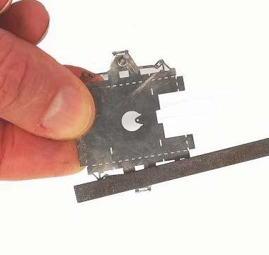 Akseliripustuksen sisäpuolella on puolisyövytetty (0,15mm) syvänne, johon
