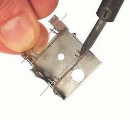 34 Akseliripustus Jarrutönkät yhdistetään toisiinsa 0,3mm metallilangalla.