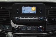 pyyhkijän/pesimen Sisätilojen varusteita Radio, SYNC 3 Lite, Bluetooth (englanninkielinen), 4" värinäyttö, kaukosäätimet ohjauspyörässä, 2xUSB ja kymmenen kaiutinta 1+1 etuistuimet: 2.