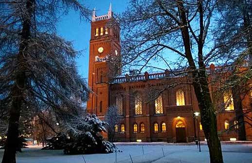 Vaasan kirkko - Trefaldighetskyrkan i Vasa - The Church in Vaasa Vaasan kirkko Vaasan kirkon, jota kutsutaan myös Pyhän kolminaisuuden kirkoksi, suunnitteli arkkitehti Carl Axel Setterberg.