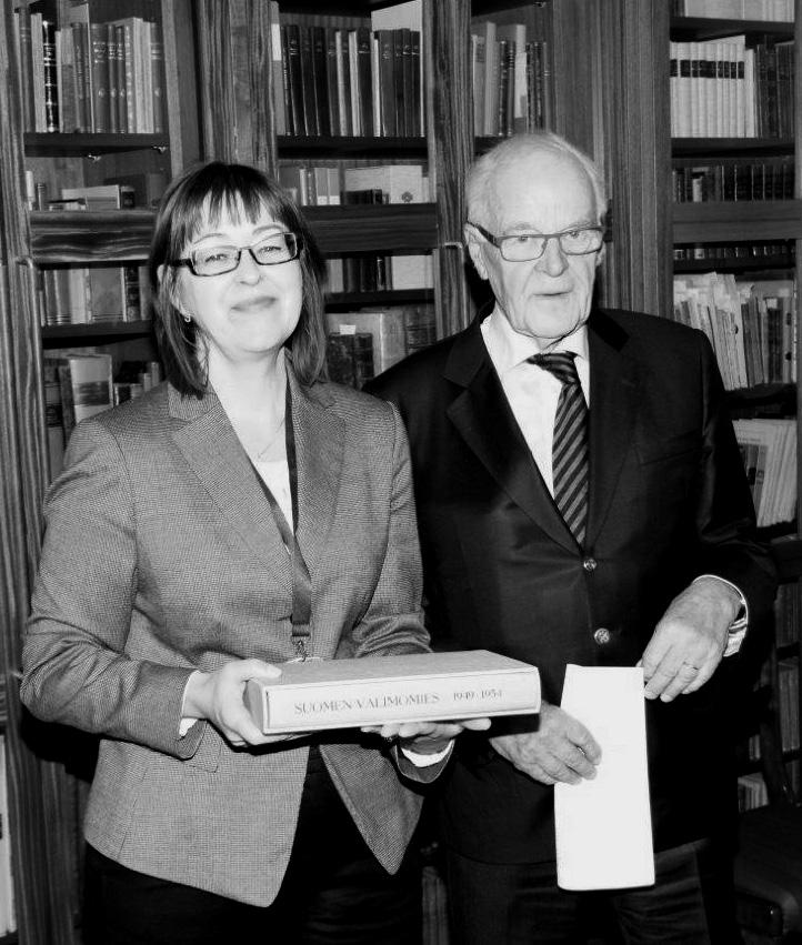 Puheen jälkeen teollisuusneuvos Yrjö M. Lehtonen kertoi Liisa Savolaiselle muisteluksiaan siitä, kuinka Rauta- ja metallivalimo Suomen kiinteistössä valutöitä tehtiin.