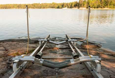 Ne kiinnitetään kelkan alapuolella oleviin korvakkeisiin 8 60 mm:n pulteilla ja lukkomuttereilla.