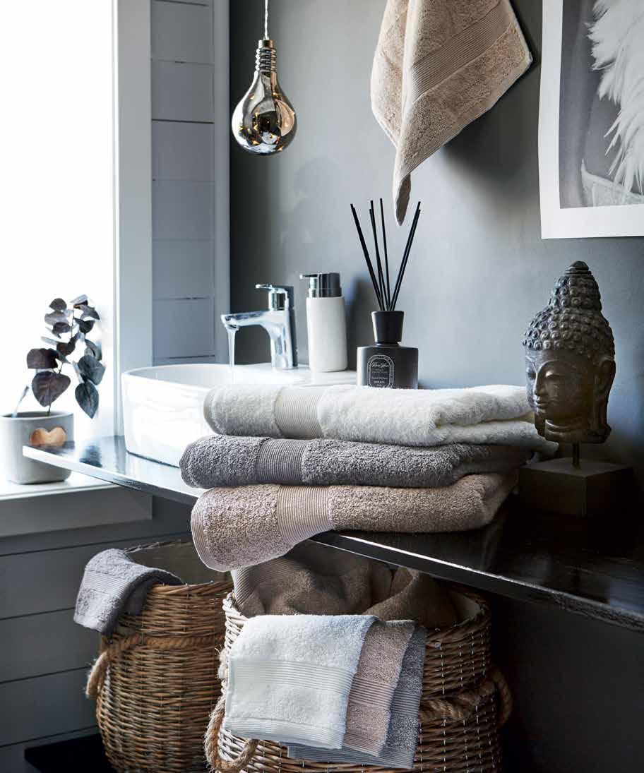 Luxury - ylellisyyttä kylpyhuoneeseen Pyyhesetti sisältää: 2 kpl kasvopyyhe 2 kpl käsipyyhe 2 kpl kylpypyyhe 34x34 cm 40x60 cm 70x140 cm 70 Luxury 21070 Pyyhesetti beige 82,90 21080 Pyyhesetti