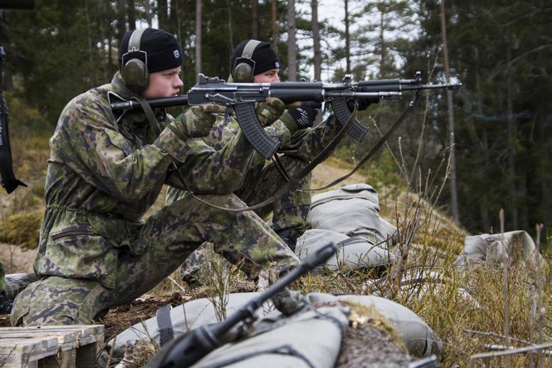 ja henkilökohtaisen soveltuvuuden perusteella. Merivoimissa erilaisia palvelustehtäviä on varsin paljon.