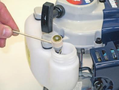 Huolto Huolto 10/15 käyttötunnin jälkeen Irrota ja puhdista sytytystulppa. Säädä sytytystulpan elektrodin kärkiväliksi 0,6 mm.